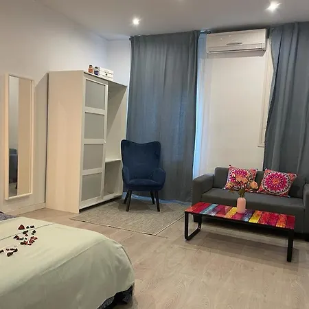 By Plaza Universidad Hostel *