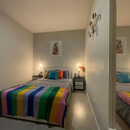 By Plaza Universidad Hostal *