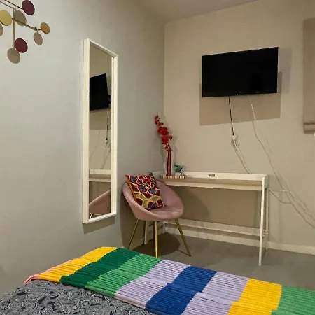 By Plaza Universidad Hostal