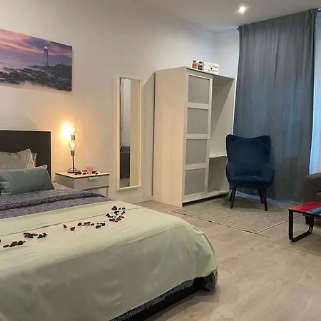 By Plaza Universidad Hostal Barcelona
