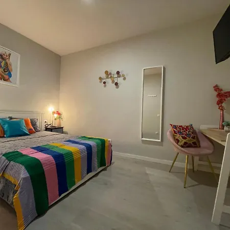 By Plaza Universidad Hostal *